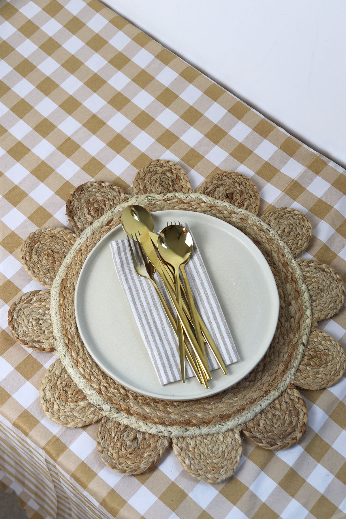 Scallop Edge Colour Trim Woven Placemat